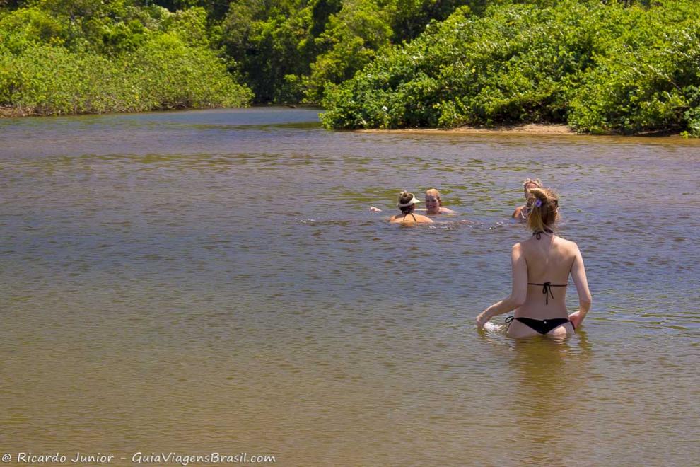 Imagem de amigas nas águas da piscina natural em Ubatuba.